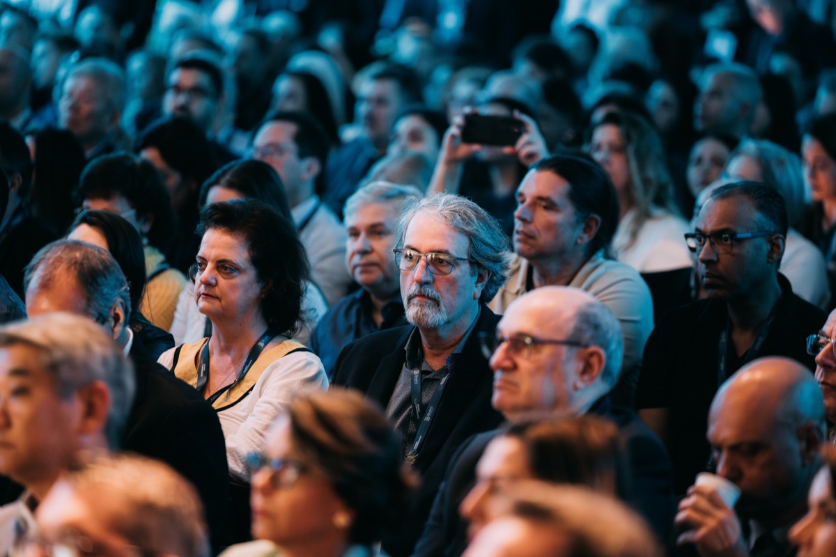 Público engajado na palestra sobre IA Generativa
